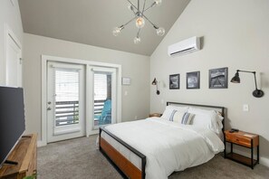 1 bedroom, desk, travel crib, WiFi - Modern Condo w/ Mountain Views, 2 Private Decks! (Chattanooga)