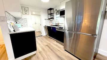 Refrigerador, microondas, horno y parrilla de estufa