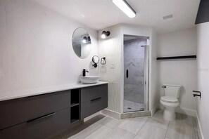 Shower, hair dryer, towels, soap - Living fun & Easy on the Water (Ellenton)