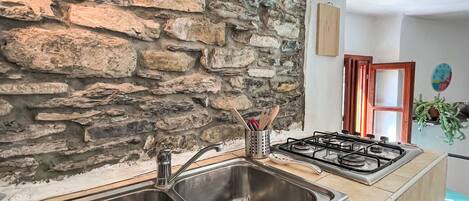 Frigorífico, microondas y utensilios de cocina