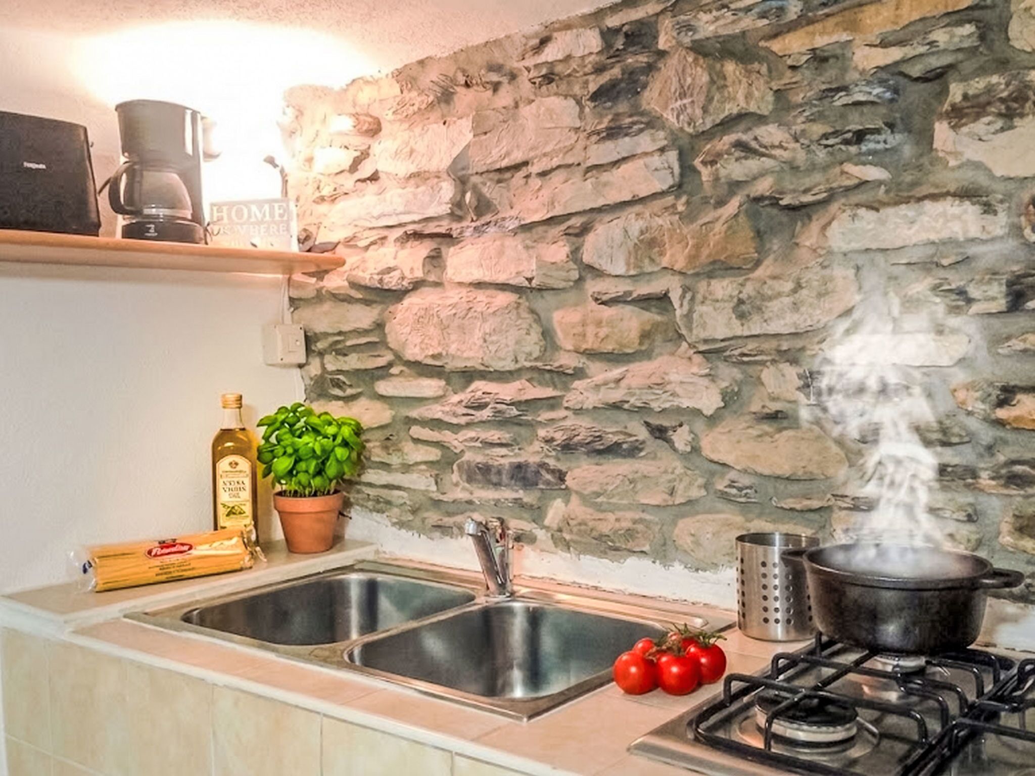 Réfrigérateur, micro-ondes, batterie de cuisine, vaisselle et ustensiles