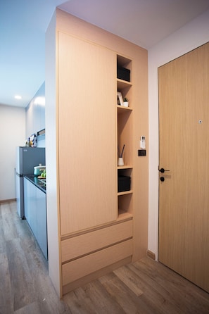 Apartamento família, sacada, vista para a cidade | Área de estar | TV de tela plana 50 polegadas com canais digitais, TV