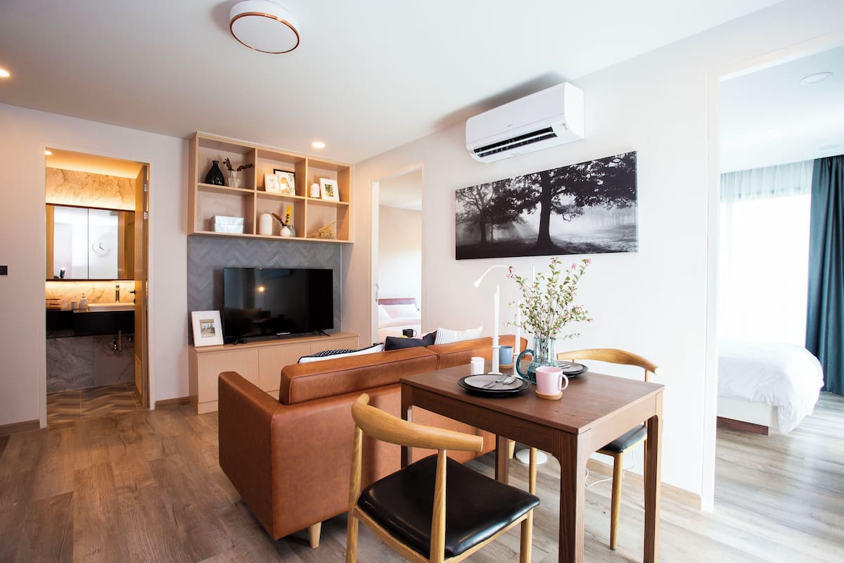 Familie appartement, balkon, uitzicht op stad | Woonruimte | Een 50-inch flatscreentelevisie met digitale zenders en een televisie