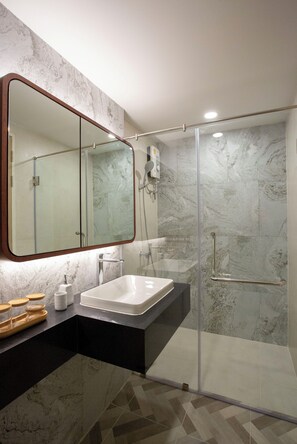 Apartamento familiar, balcón, vistas a la ciudad | Baño | Ducha, secador de pelo, toallas y jabón