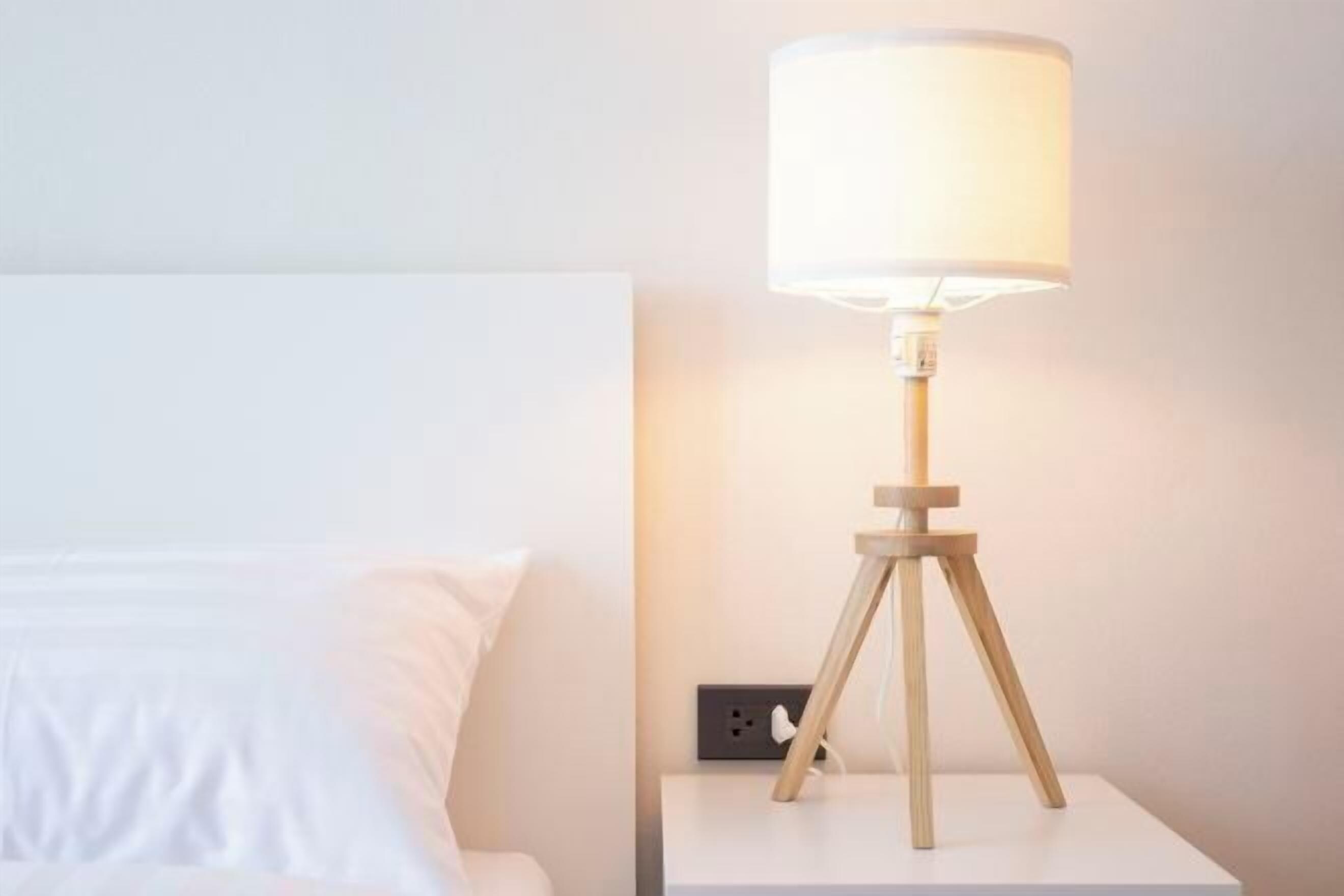 Schreibtisch, laptopgeeigneter Arbeitsplatz, Bügeleisen/Bügelbrett