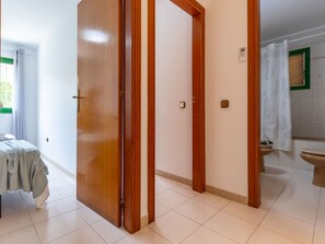 Bathroom - Stunning private villa for 6 guests with private pool, A/C, WIFI, TV, patio and pets allowed (Deltebre)