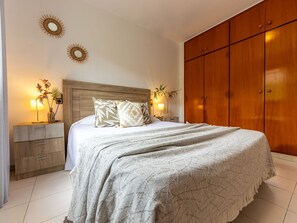 3 bedrooms, travel cot, free WiFi - Stunning private villa for 6 guests with private pool, A/C, WIFI, TV, patio and pets allowed (Deltebre)