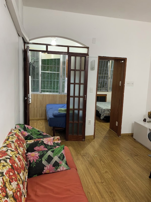 4 habitaciones, tabla de planchar con plancha y wifi gratis 