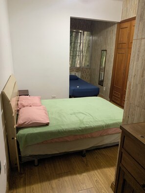 4 habitaciones, tabla de planchar con plancha y wifi gratis 