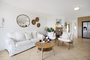 Smart-tv, böcker och en stereo