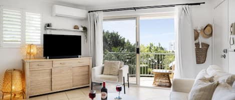 Smart TV, libri, impianto stereo