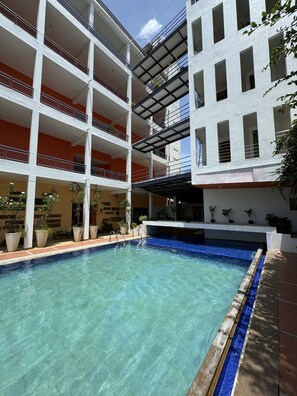 Pool - Tranquil Retreat: A delightful hotel in the heart of Auroville (Kuilapalayam)