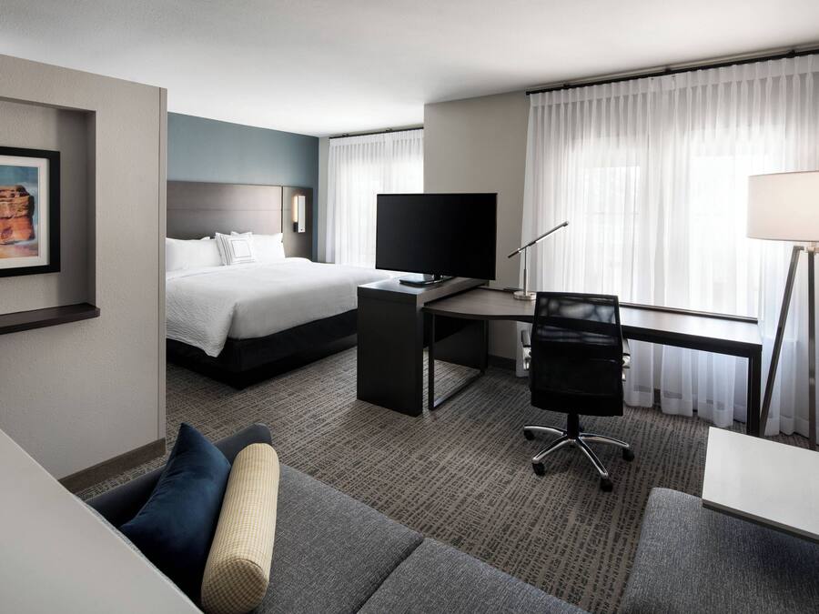 Studio, 1 King Bed with Sofa bed, City View | Desk, laptop workspace, blackout drapes, iron/ironing board