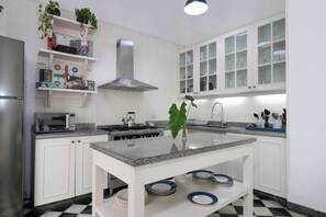 Cookware/dishes/utensils - w* | Classy Suite in Casa Residence Barranco (Lima)
