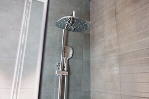 Apartment, Balcony, City View | Bathroom