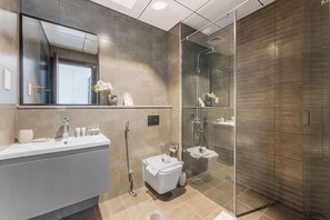 Apartment, Balkon, Stadtblick | Dusche im Bad