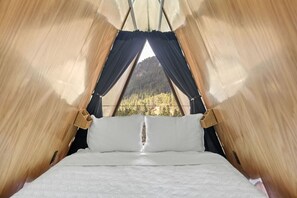 2 bedrooms, travel cot, free WiFi, bed sheets