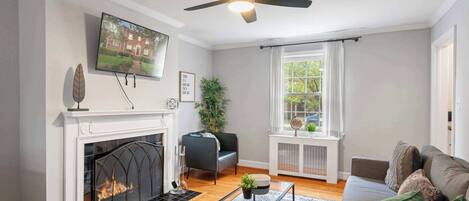 Fernseher, Tischfußball, Tischtennisplatte, Arbeitsbereiche