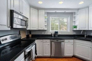 Fridge, microwave, oven, stovetop - Charming Townhouse Retreat by CozySuites (Alexandria)