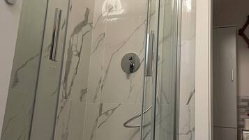 Haartrockner, Bidet, Handtücher, Seife