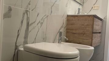 SĂšche-cheveux, bidet, serviettes fournies, savon