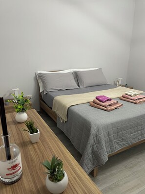 1 dormitorio, tabla de planchar con plancha, wifi gratis y ropa de cama