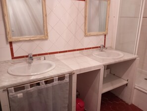 Een douche, handdoeken