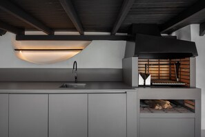 Een koelkast, een magnetron, een oven, een vaatwasser