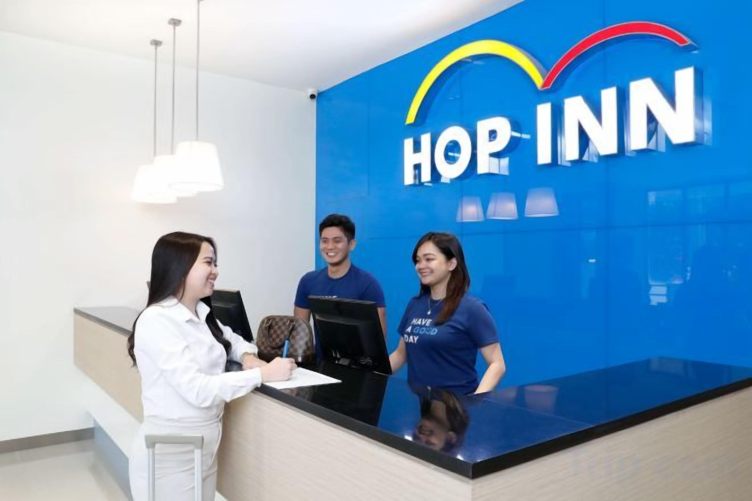 Un mostrador de recepción con una pared azul y la palabra 'HORN' a la vista.