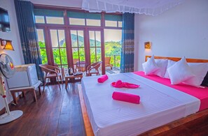 Habitación doble Deluxe | Caja de seguridad en la habitación y tabla de planchar con plancha 