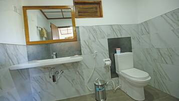 Habitación triple estándar, vistas a la montaña | Baño | Ducha y cabezal de ducha tipo lluvia