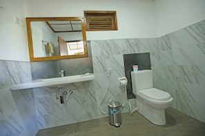 Standaard driepersoonskamer, uitzicht op bergen | Badkamer | Een douche, een regendouche, gratis toiletartikelen, een haardroger