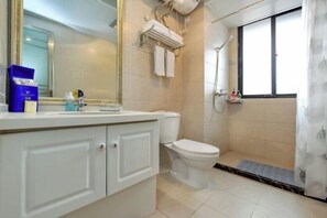 A bathroom with a toilet, shower, and a window. - Sweetome Vacation Apartment (Galaxy) (Chongqing)