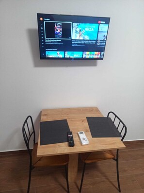 Dining - Ferry Terminal Apartment, 2 steps from embarkations, station, historic center (Genova)