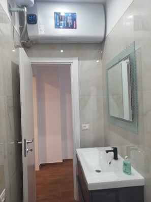 Towels, toilet paper - Ferry Terminal Apartment, 2 steps from embarkations, station, historic center (Genova)