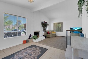 Smart-tv och eldstad