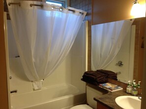 Hair dryer, towels - Upscale Sooke Vacation Rental - Luxury Vaction Rental in Sooke (Sooke)
