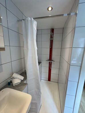 Cottage | Bathroom | Shower, hair dryer, towels - Coventry Cozy Cottage (Coventry)