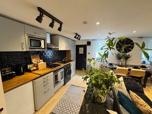 Fridge, microwave, oven, stovetop - Coventry Cozy Cottage (Coventry)