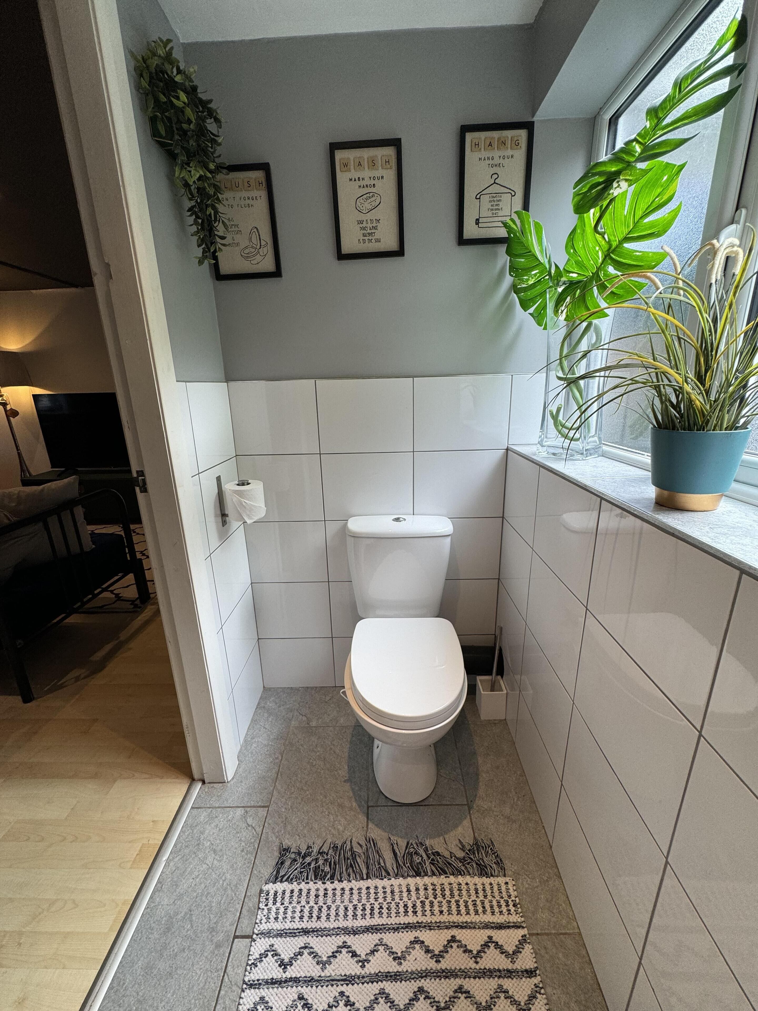 Cottage | Bathroom | Shower, hair dryer, towels
