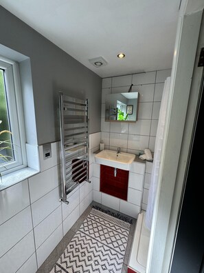 Bathroom - Coventry Cozy Cottage (Coventry)