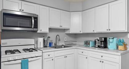 Stylish South City King 1BR Apt