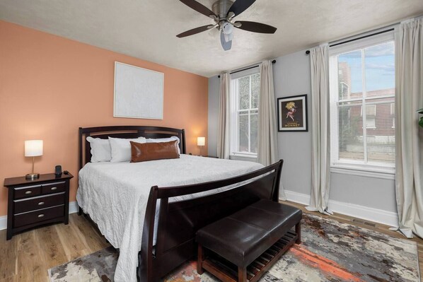 Een strijkplank/strijkijzer, reisbedje, gratis wifi, beddengoed