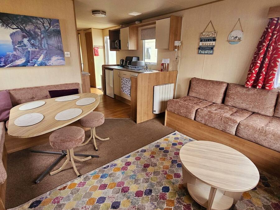 Chalet | Zona de estar | Una televisión, una chimenea
