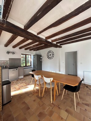 Dining - Maison de Campagne en Pleine Nature (Noyant-Villages)