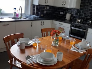 Private kitchen | Fridge, microwave, oven, stovetop - Manchester-2bedroom-1bathroom-wifi (108947701) (Manchester)