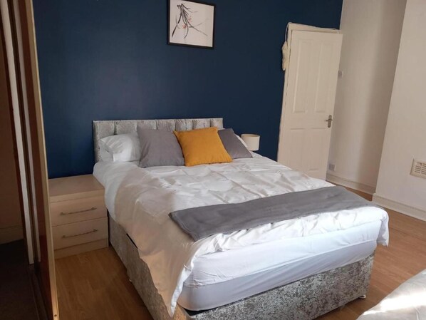 2 slaapkamers, een strijkplank/strijkijzer, gratis wifi, beddengoed