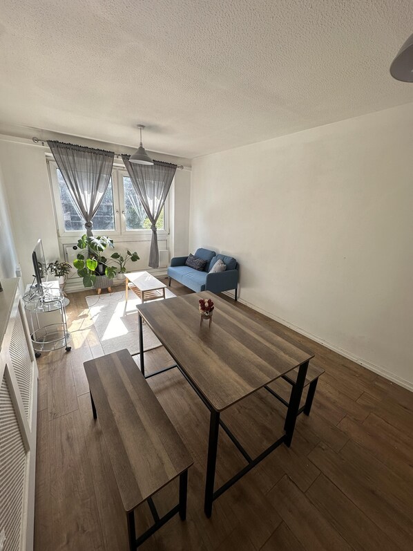 Apartment | Property grounds - Fab Excel London Flat, Warm Cosy Liz Line (London)