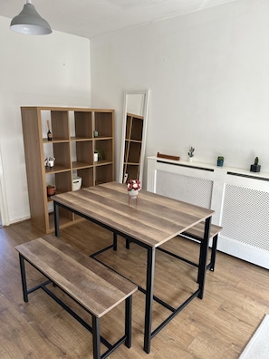 Apartment | Dining - Fab Excel London Flat, Warm Cosy Liz Line (London)