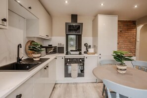 Småhus | Eget kjøkken | Kjøleskap, mikrobølgeovn, ovn og kokeplater